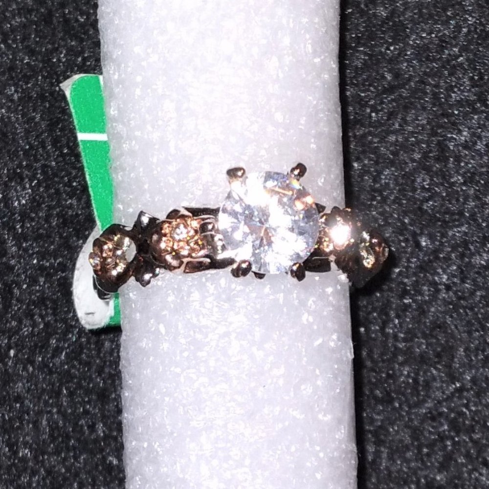 New Beautiful Swiss Crystal Silver Plated Two-Tone Flower Ring– Size 8